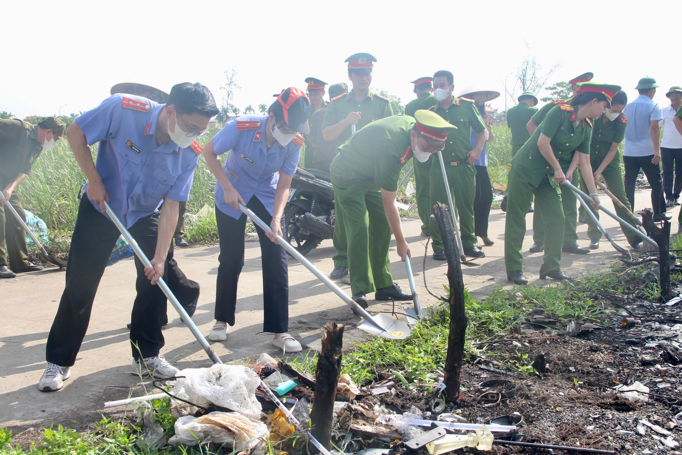 Phòng Cảnh sát kinh tế: Ra quân đồng hành cải tạo môi trường tại khu vực làng nghề Tràng Minh